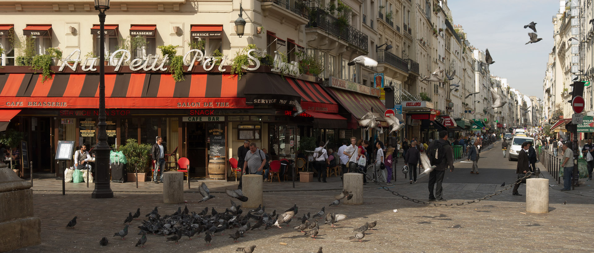 Pigeons, porte Saint-Denis, à Paris.