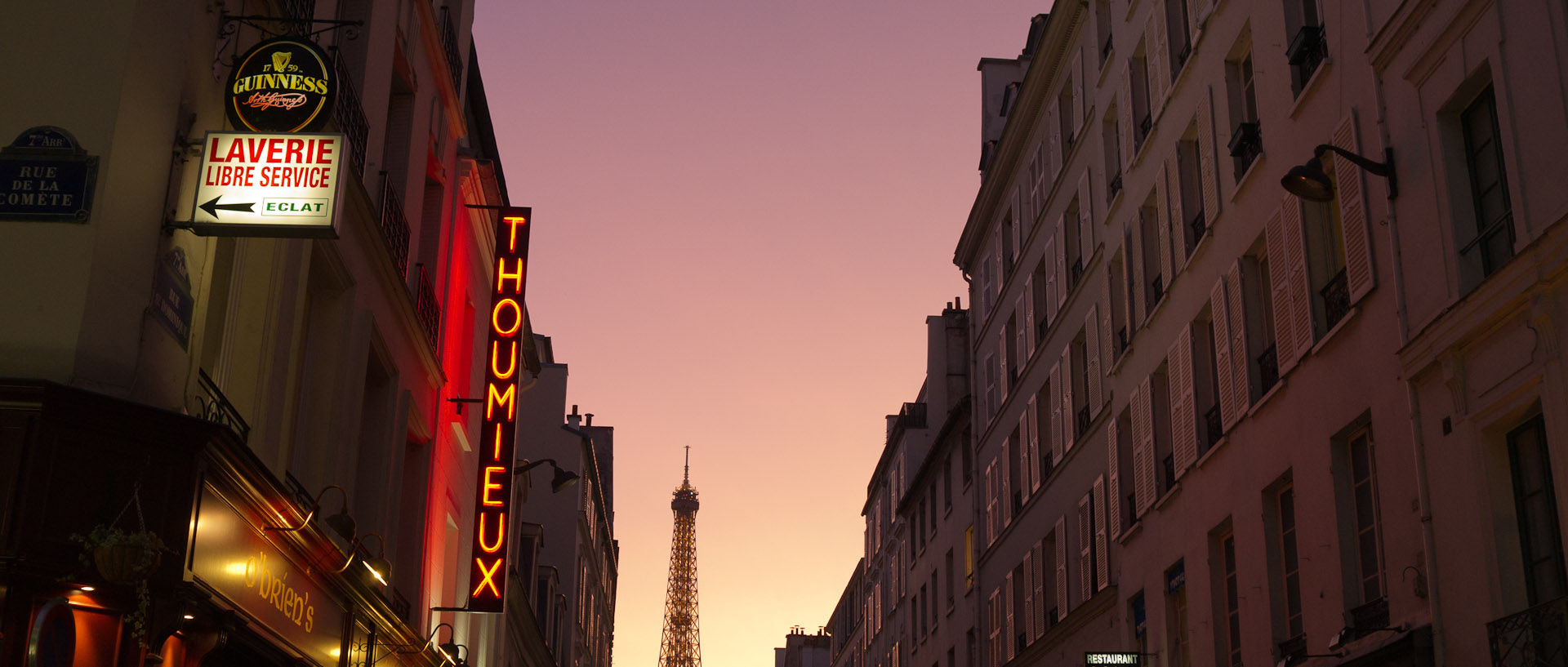 La tour Eiffel vue de la rue Saint-Dominique, à Paris.
