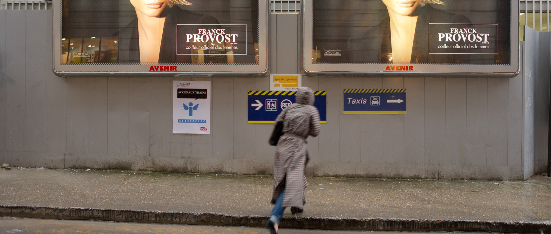 Femme pressée, rue Intérieure, gare Saint-Lazare, à Paris.