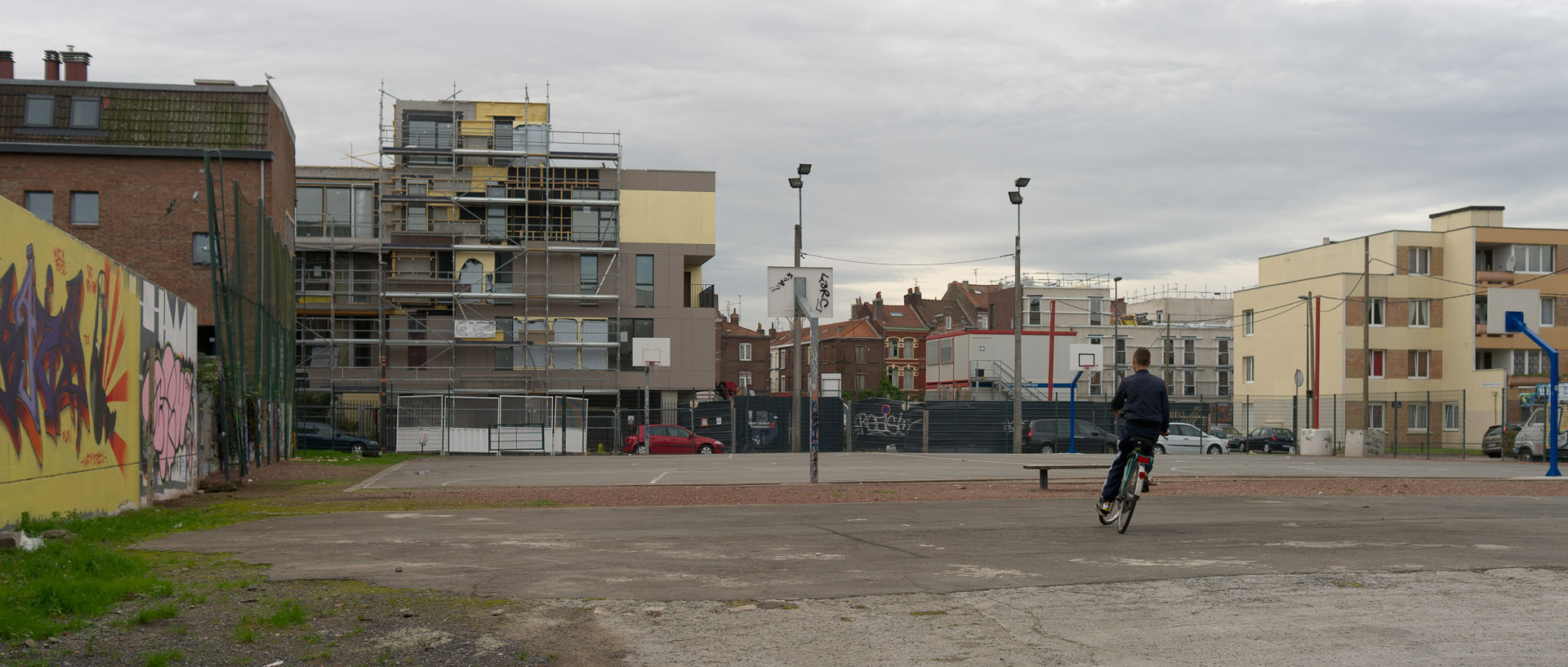Terrain de sport, rue d'Austerlitz, à Wazemmes, Lille.
