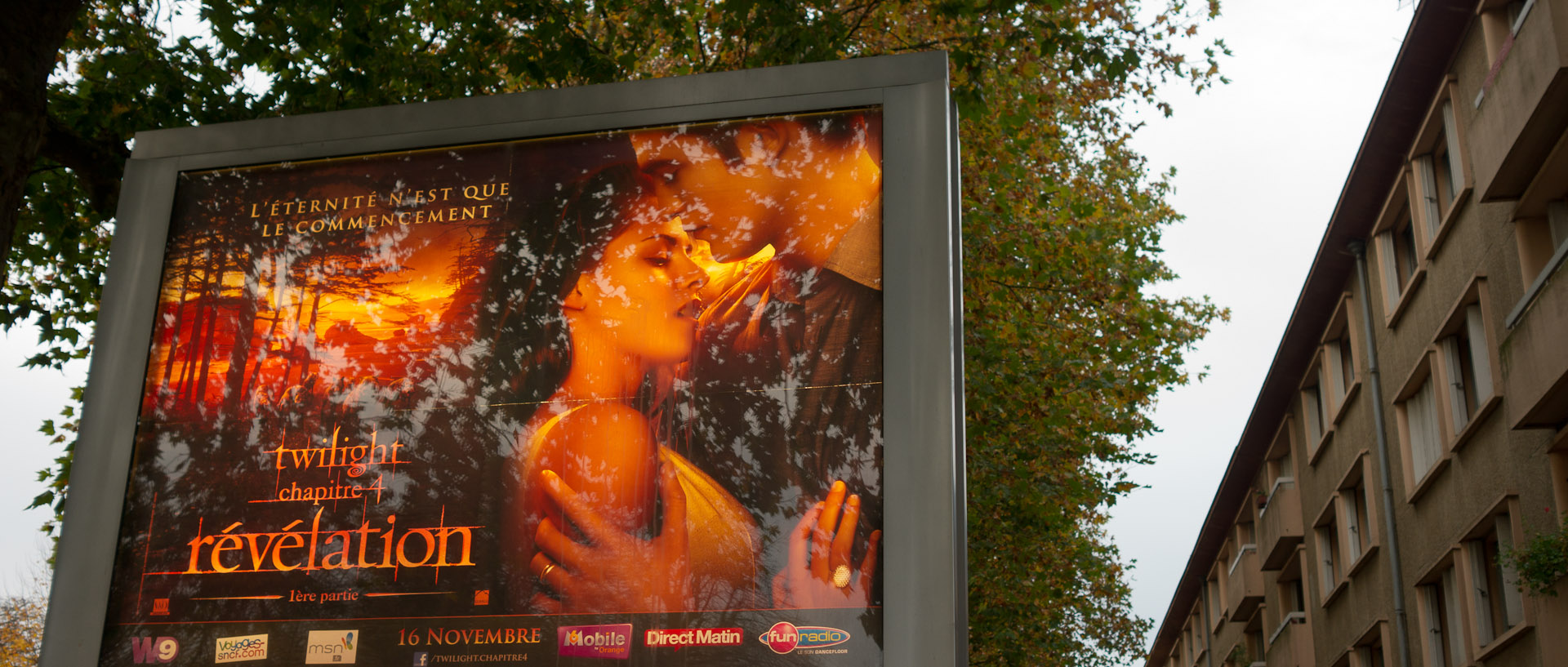 Affiche publicitaire, boulevard Jean-Baptiste-Lebas, à Lille.