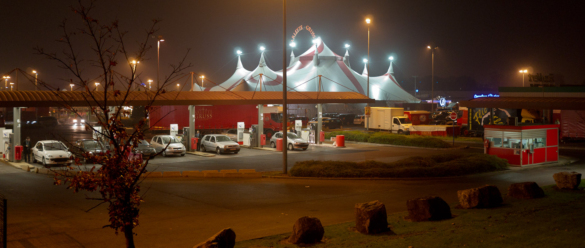 Le cirque Arlette Gruss sur le parking du centre commercial Carrefour, à Wasquehal.