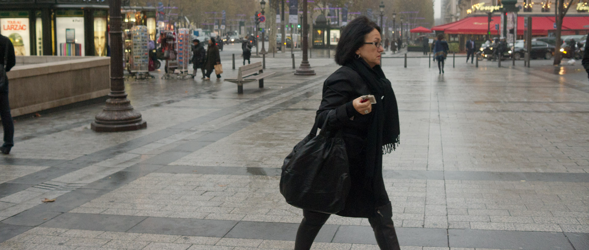 Femme pressée, Champs Elysées, à Paris.