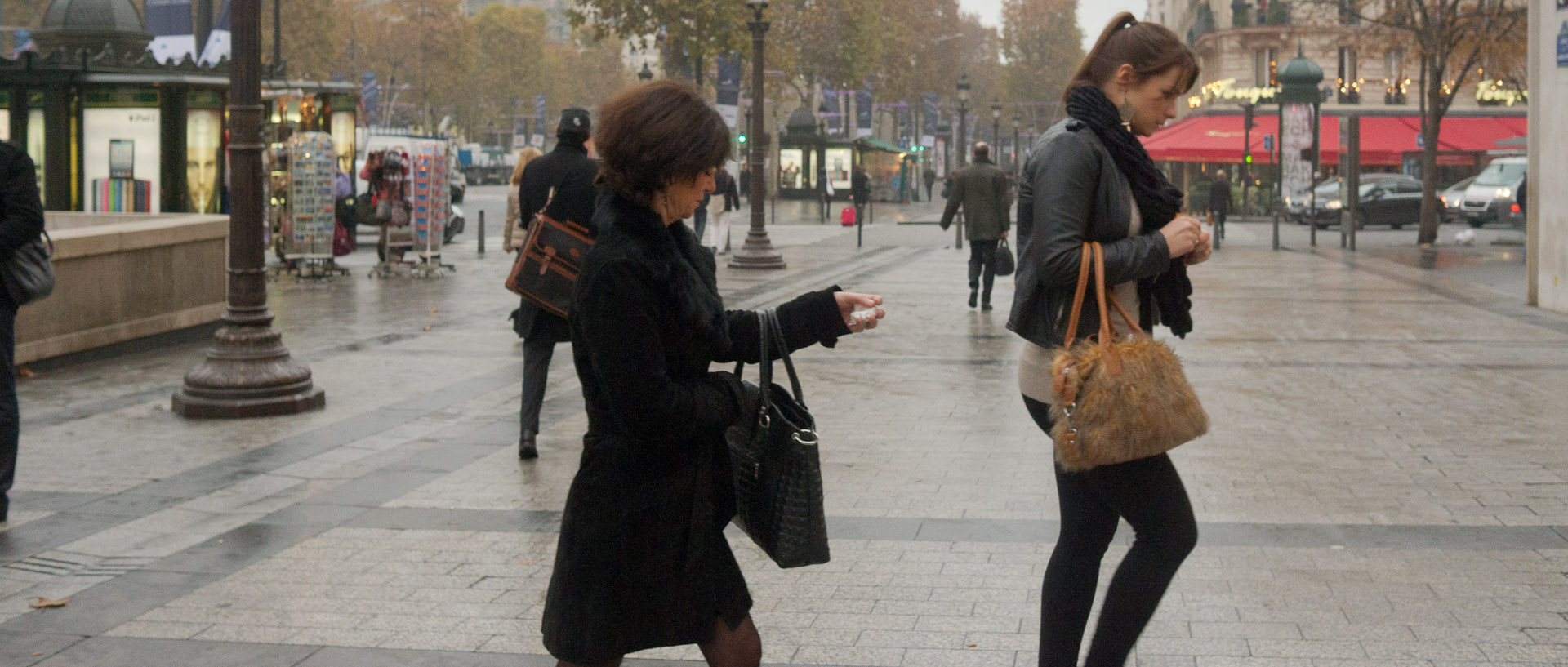 Femmes pressées, Champs Elysées, à Paris.