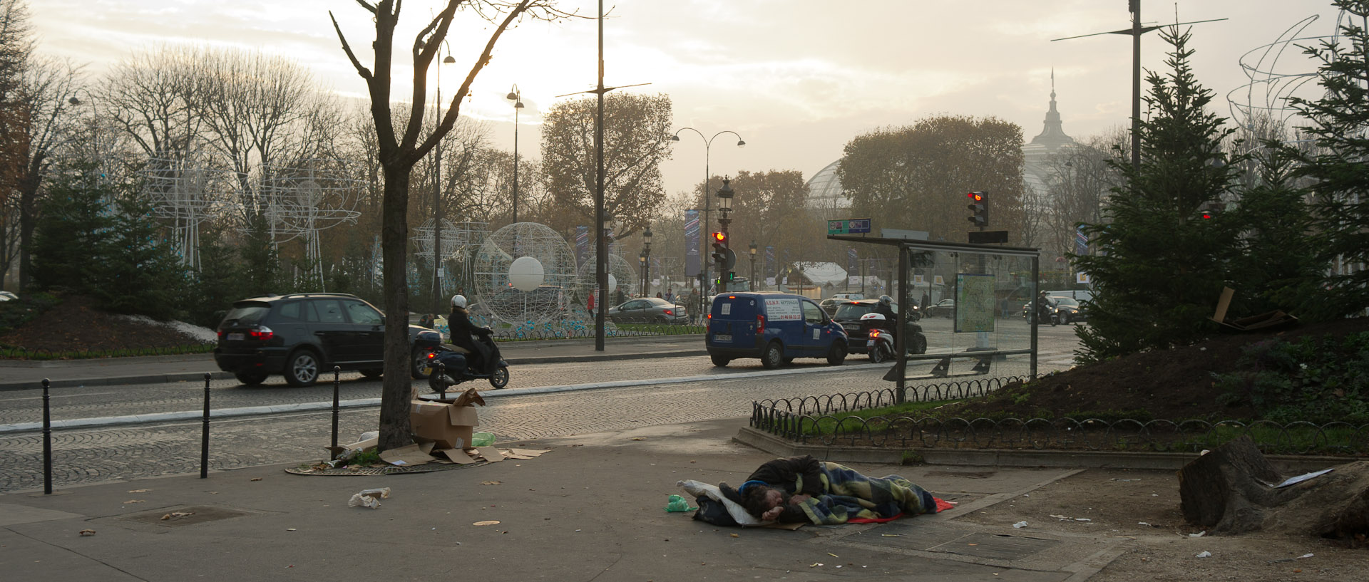 SDF, Rond-point des Champs Elysées, à Paris.