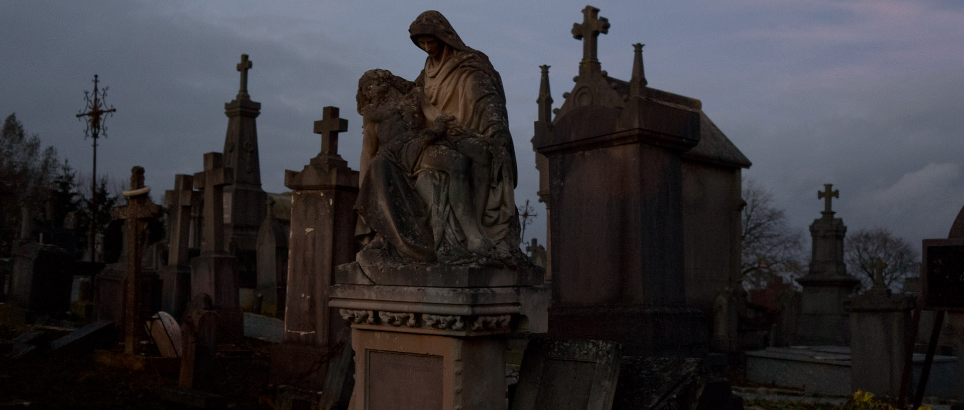 Le cimetière de Cassel à la tombée de la nuit.