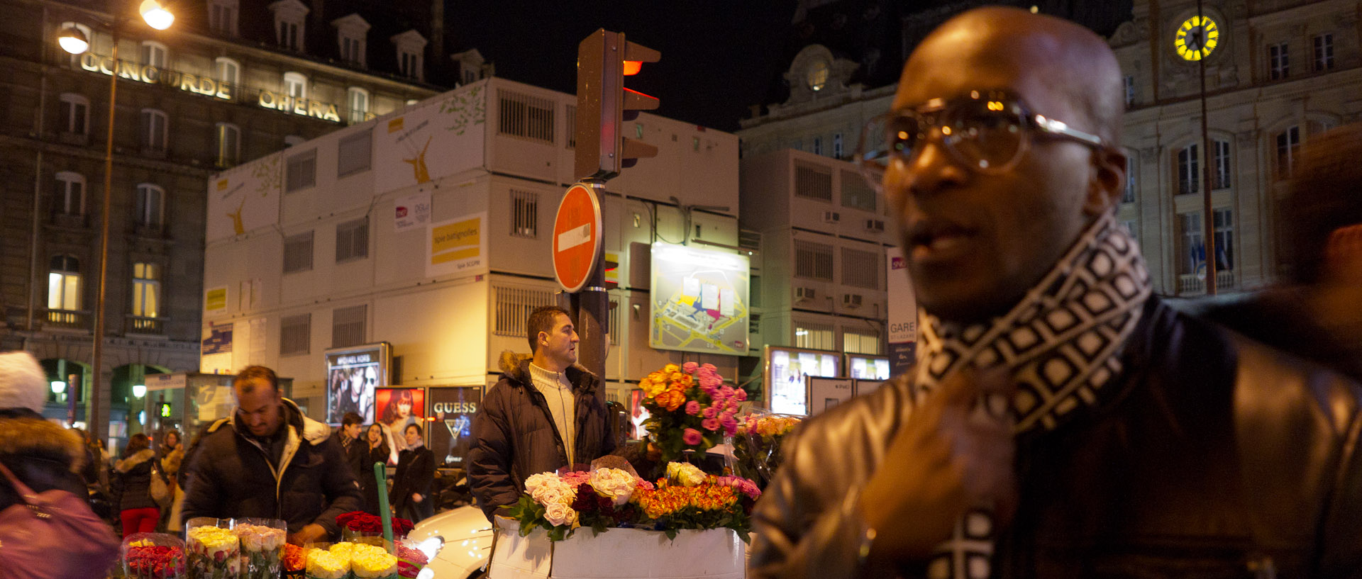 Marchands de fleurs à la sauvette, rue d'Amsterdam, à Paris.