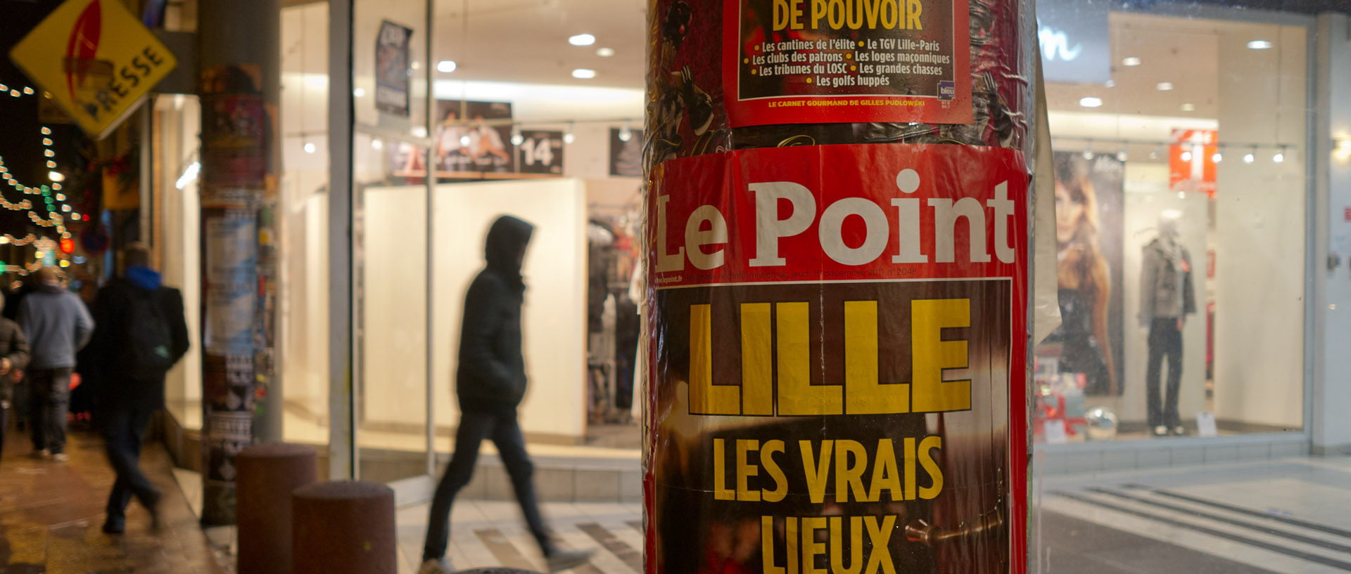 Publicité pour un numéro du Point consacré à Lille, à l'entrée du centre commercial, rue Gambetta, à Wazemmes, Lille.