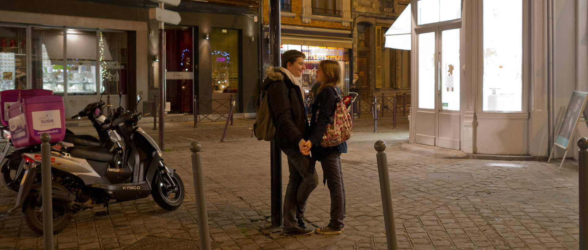 Deux jeunes se tenant par la main, rue Esquermoise, à Lille.