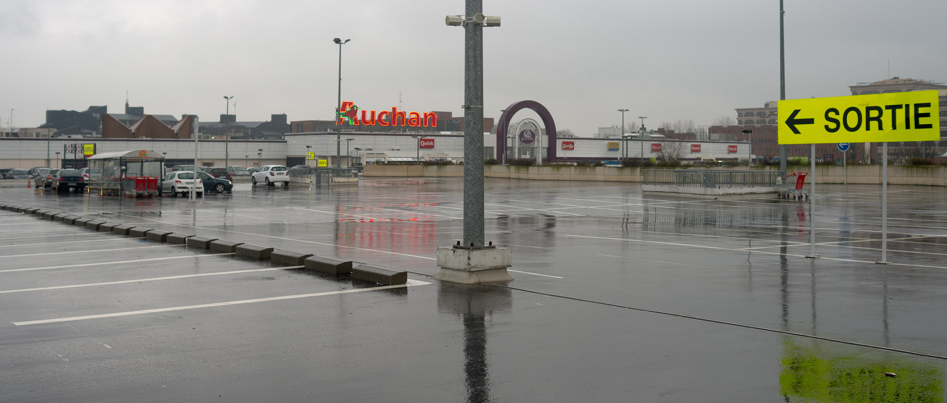 Parking supérieur du centre commercial Auchan V2, à Villeneuve d'Ascq.