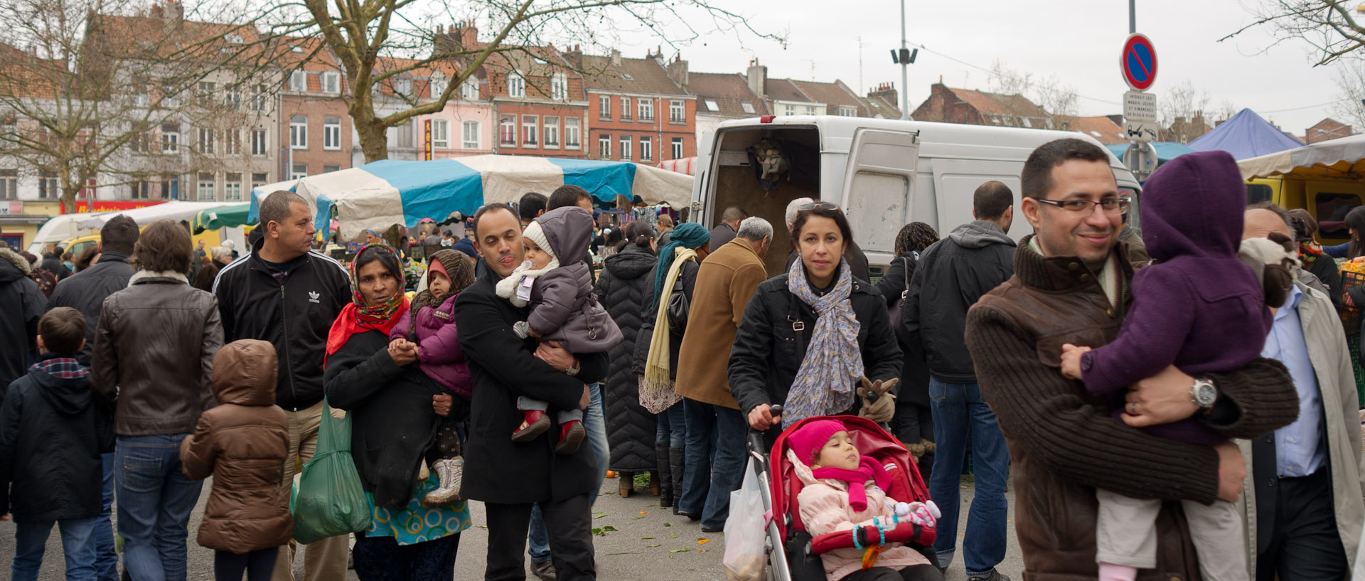 Dans les bras des parents, au marché de Wazemmes, à Lille.