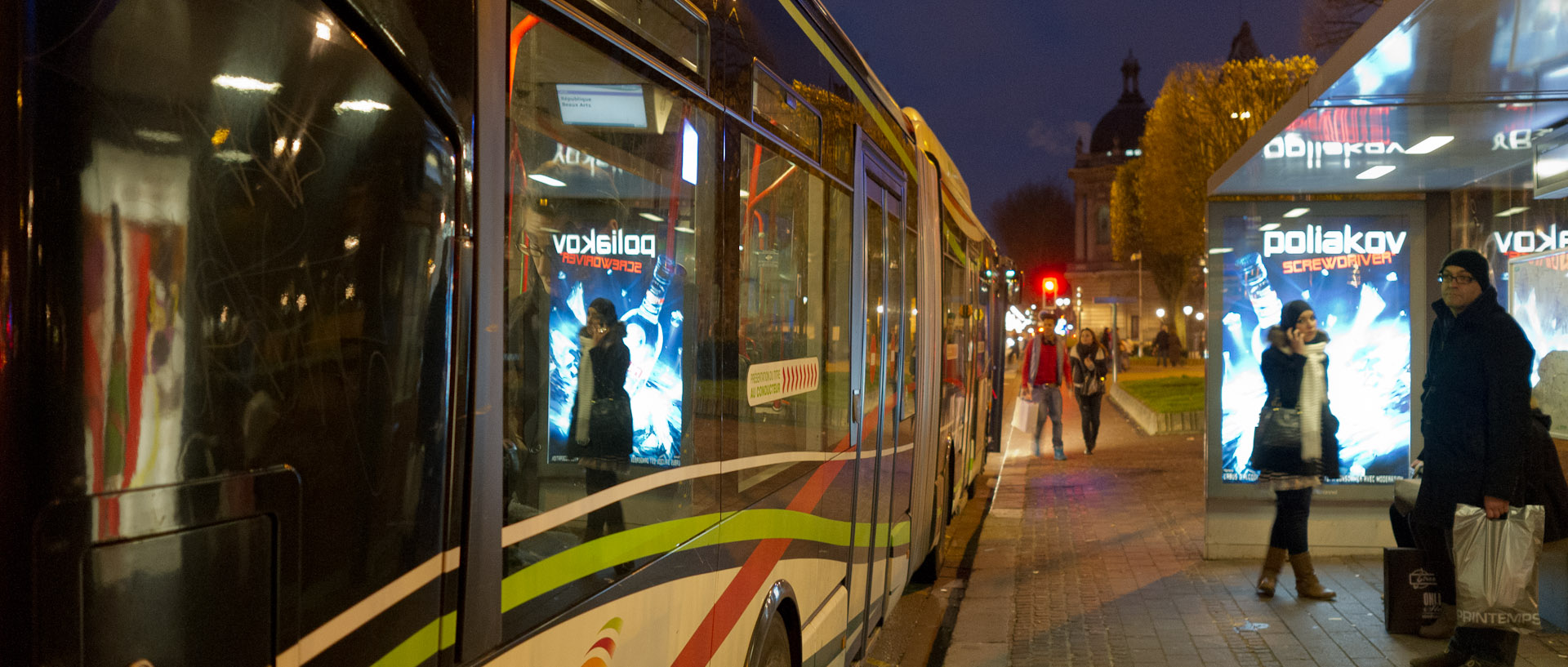 Reflet dans un autobus Liane à l'arrêt, place de la République, à Lille.
