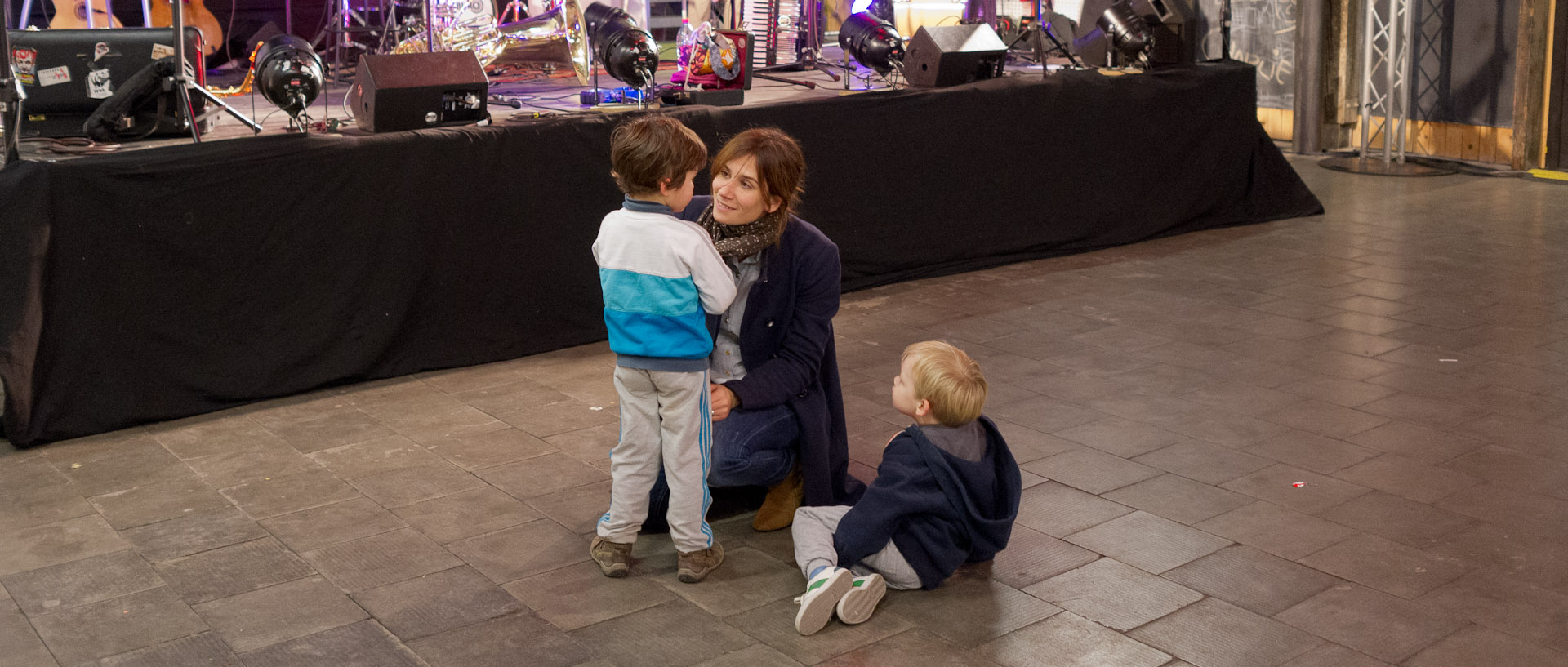 Une mère et ses enfants au café de la Gare Saint-Sauveur, à Lille.