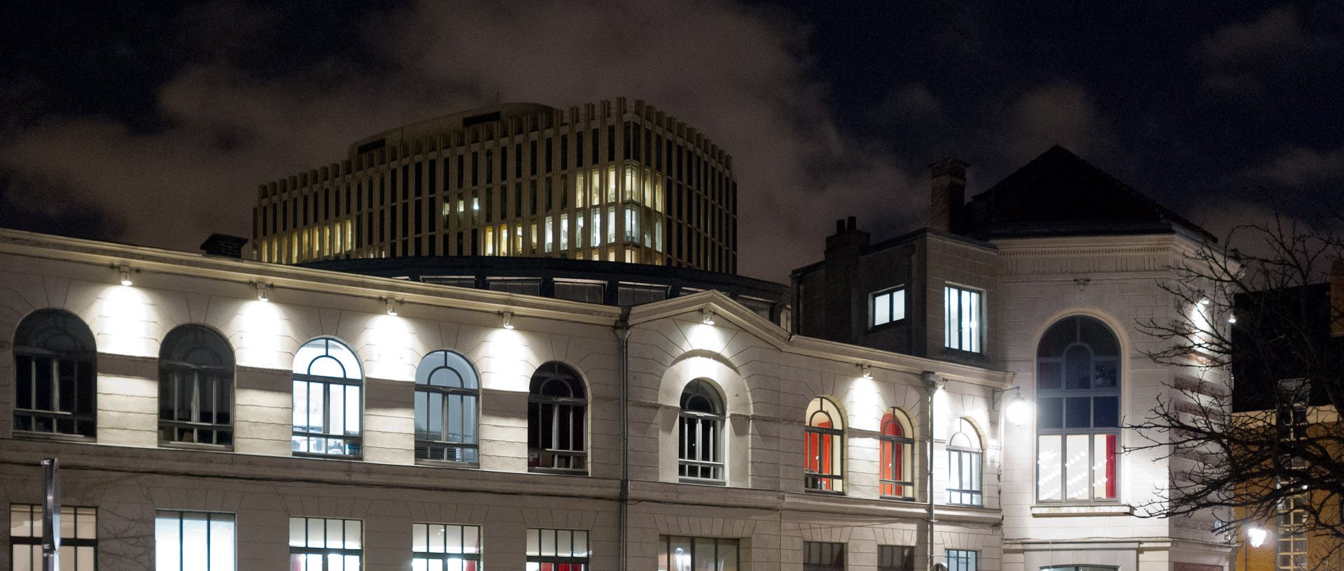 Le conservatoire de musique et le palais de justice, la nuit, à Lille.
