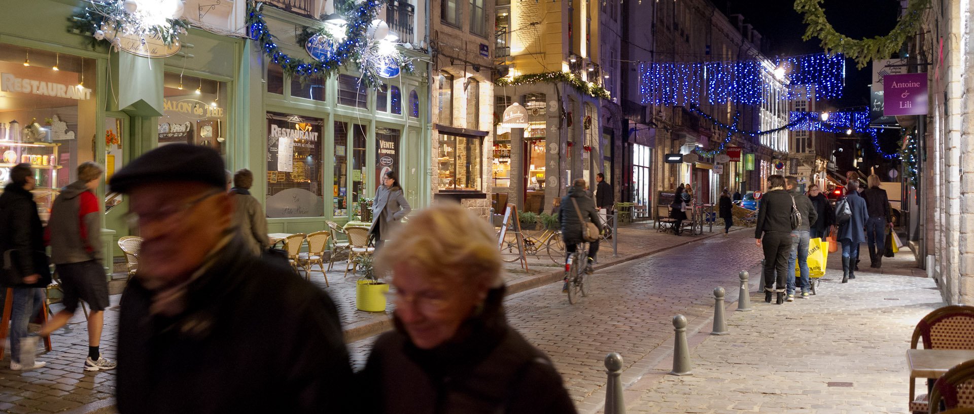 Couple de personnes âgées, rue de la Monnaie, à Lille.