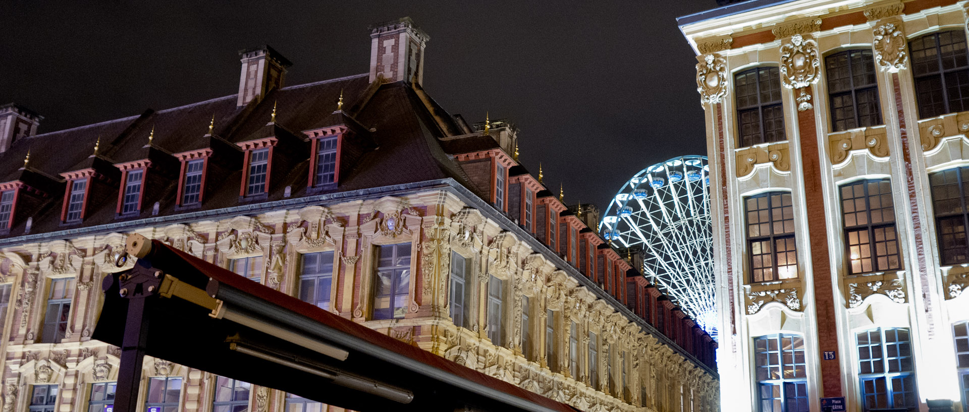 La place du Théâtre, la nuit, avec la grande roue en arrière plan, à Lille.