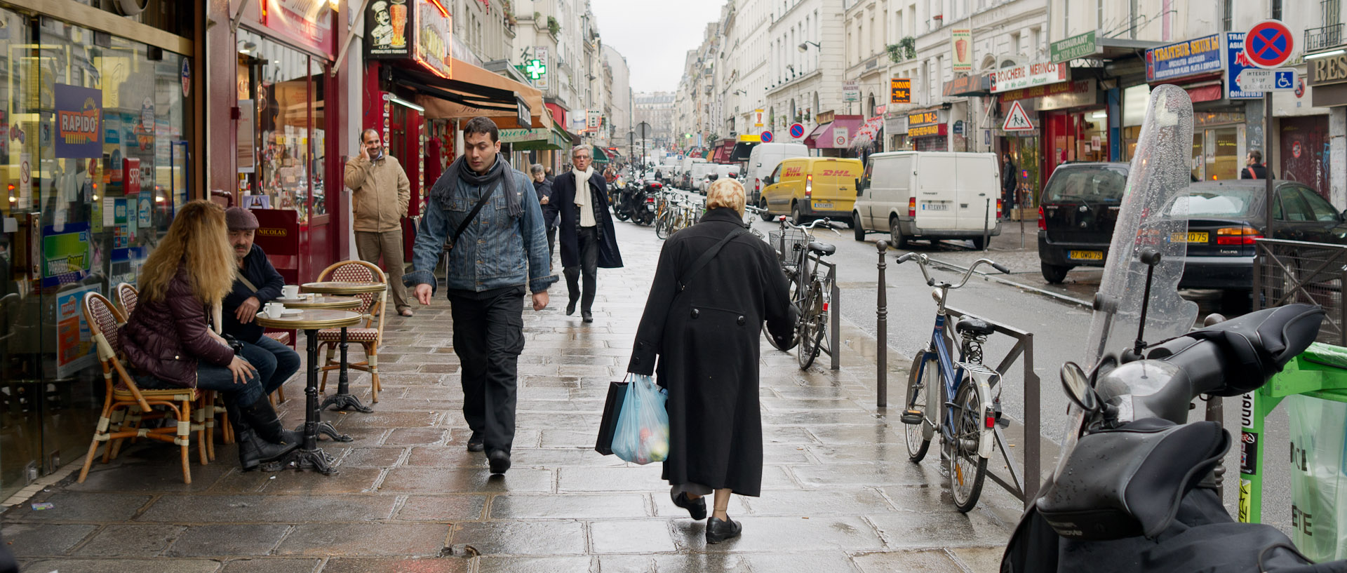 Passants, rue du faubourg Saint-Martin, à Paris.