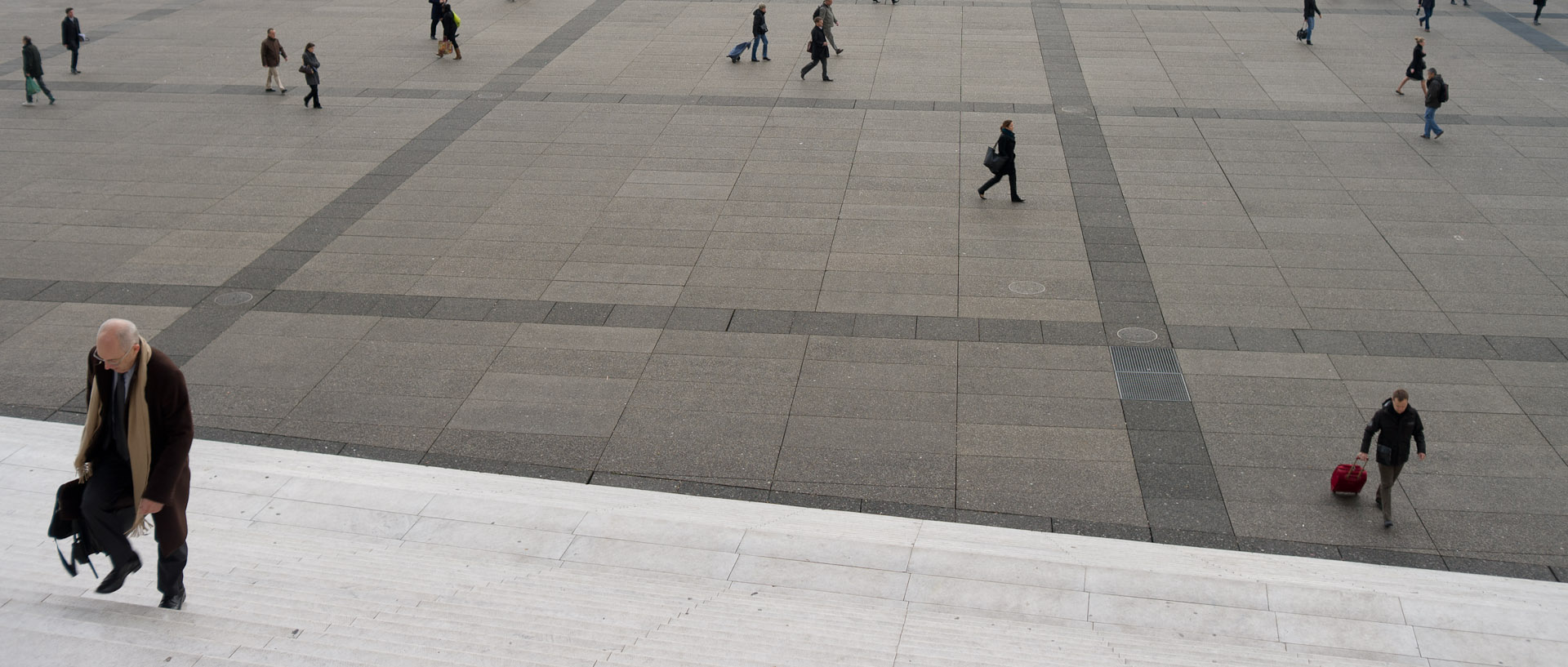 Homme gravissant les marches de la grande arche, à Paris La Défense.