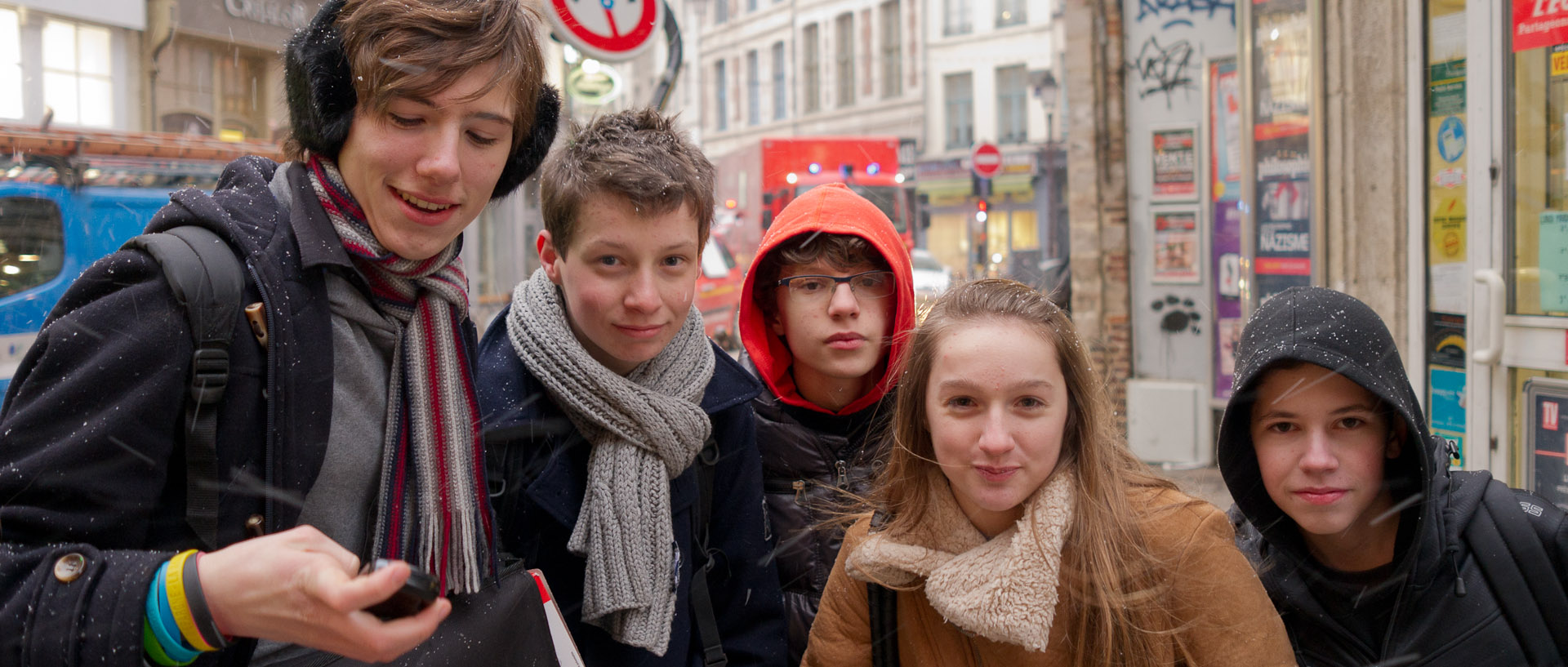 Groupe de jeunes, rue Esquermoise, à Lille.