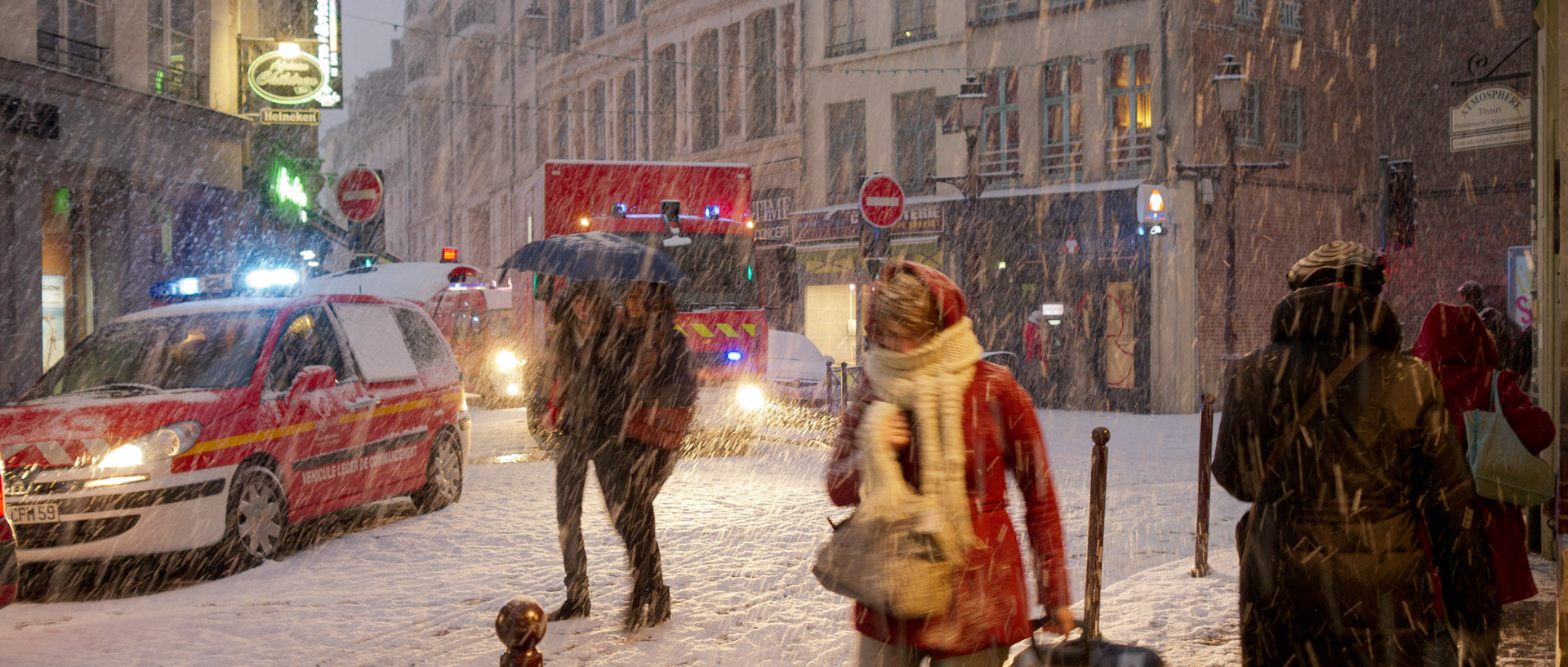 Passants sous la neige, rue Esquermoise, à Lille.