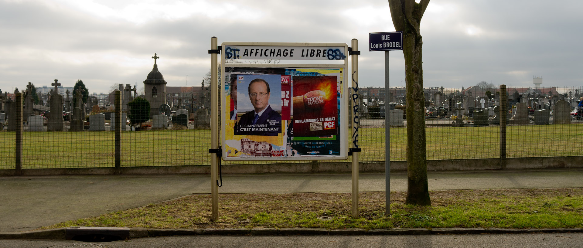 Affiches de campagne électorale, rue Louis-Brodel, à Croix.