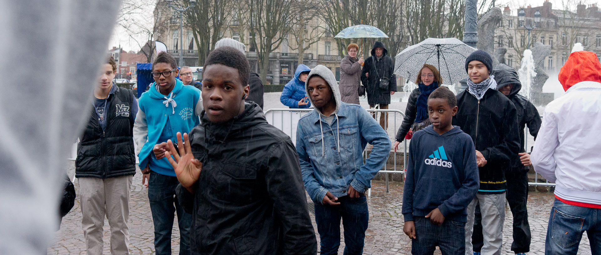 Jeune danseur pendant une hip hop battle, place de la République, à Lille.