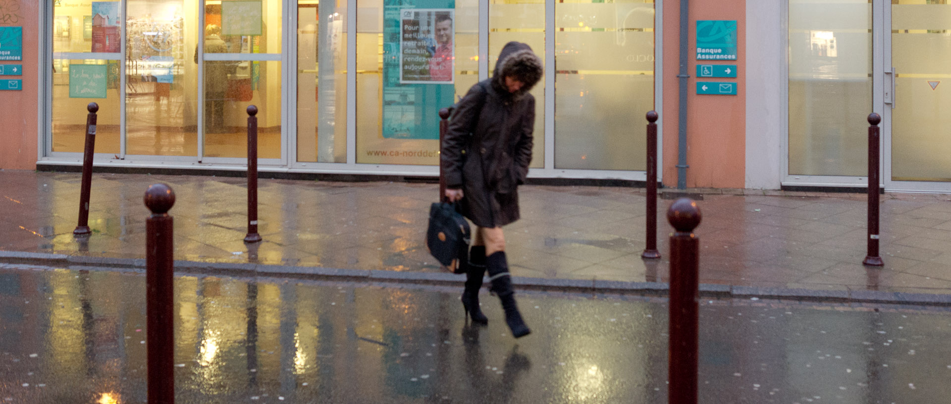Femme sous la pluie, place de la Nouvelle Aventure, à Wazemmes, Lille.