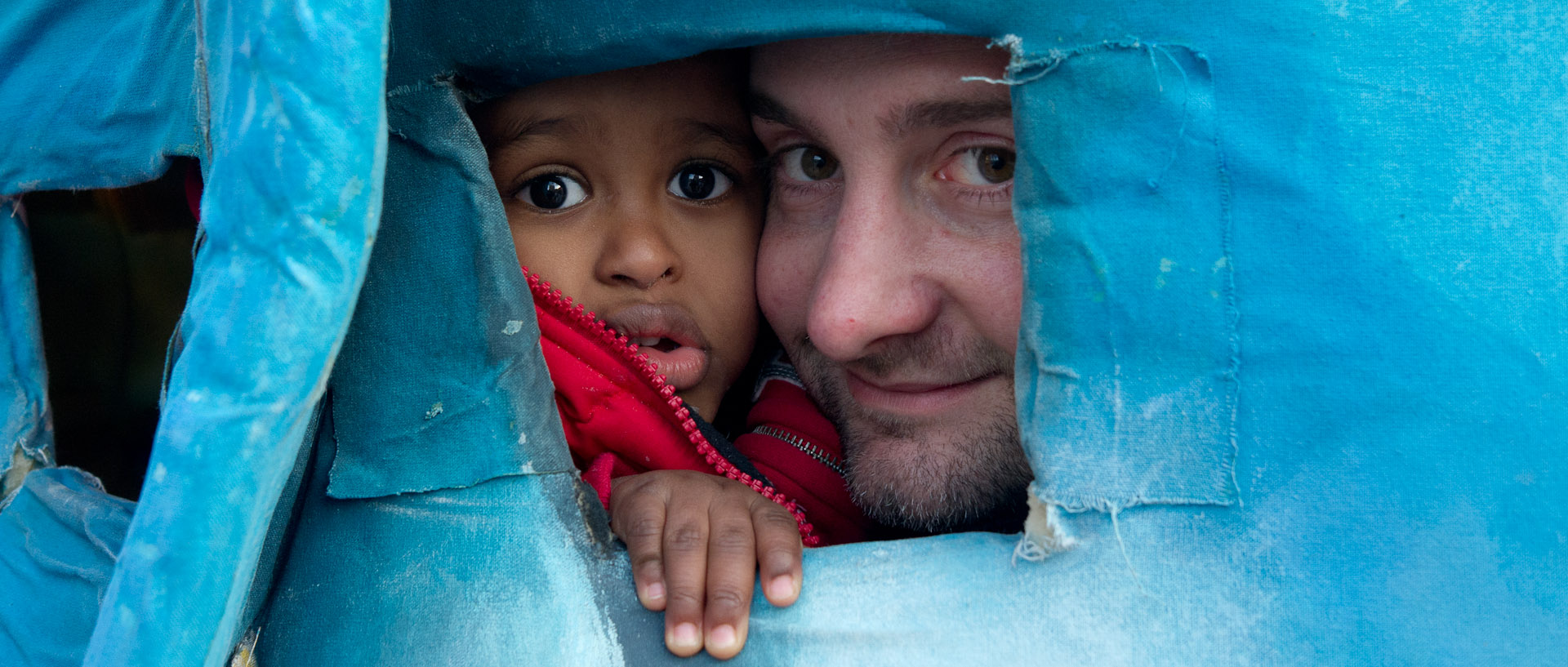 Porteur de géant avec un enfant, au carnaval de Tourcoing, place Victor Hassebroucq.