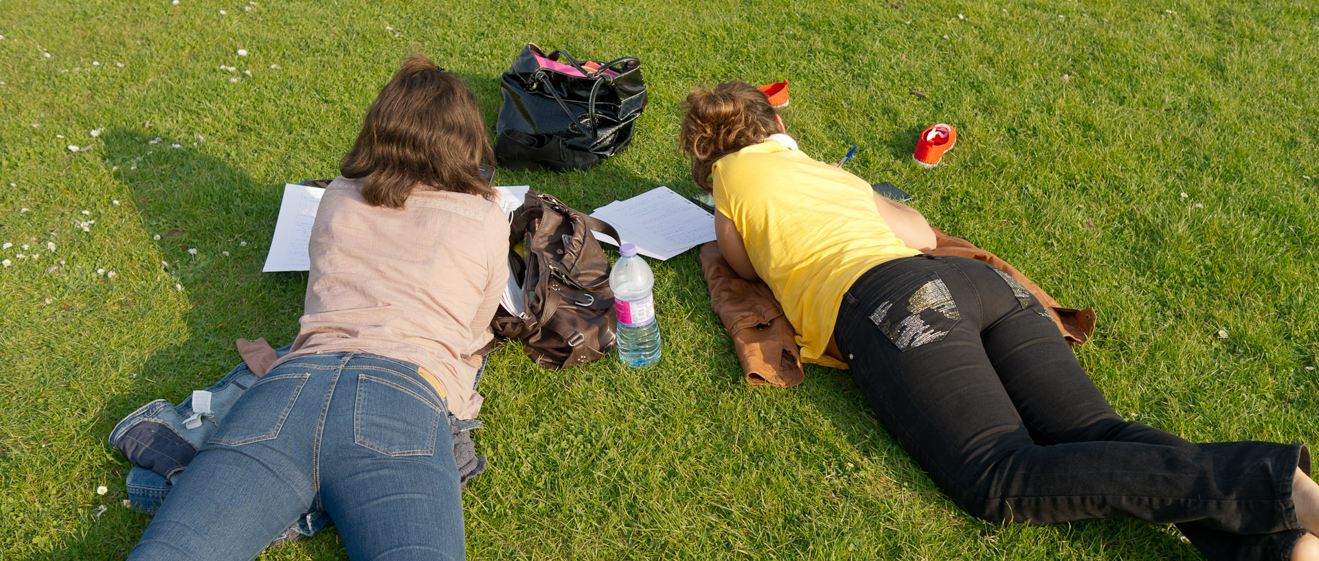 Etudiantes faisant leurs devoirs dans l'herbe, parc Henri-Matisse, à Lille.
