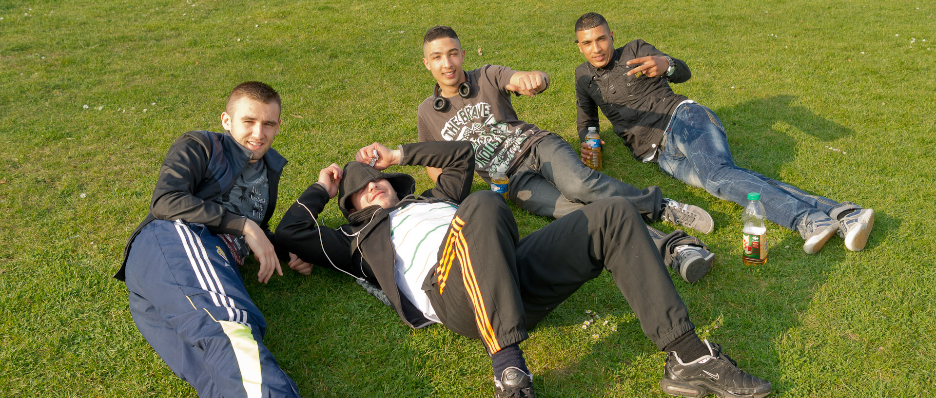 Jeunes allongés dans l'herbe, parc Henri-Matisse, à Lille.
