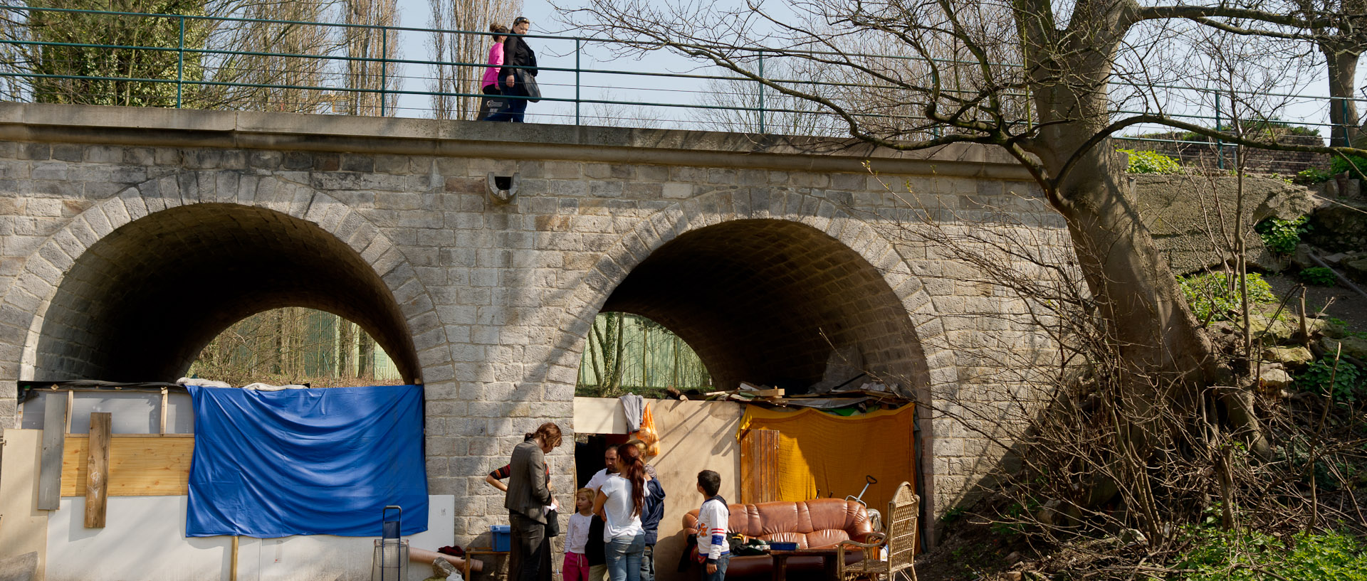 Campement de Roms, sous un pont, rue de Gand, à Lille.