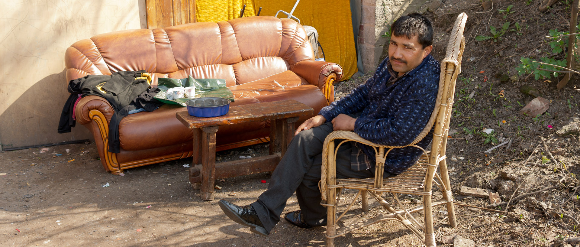 Homme dans un fauteuil, dans un campement de Roms, rue de Gand, à Lille.