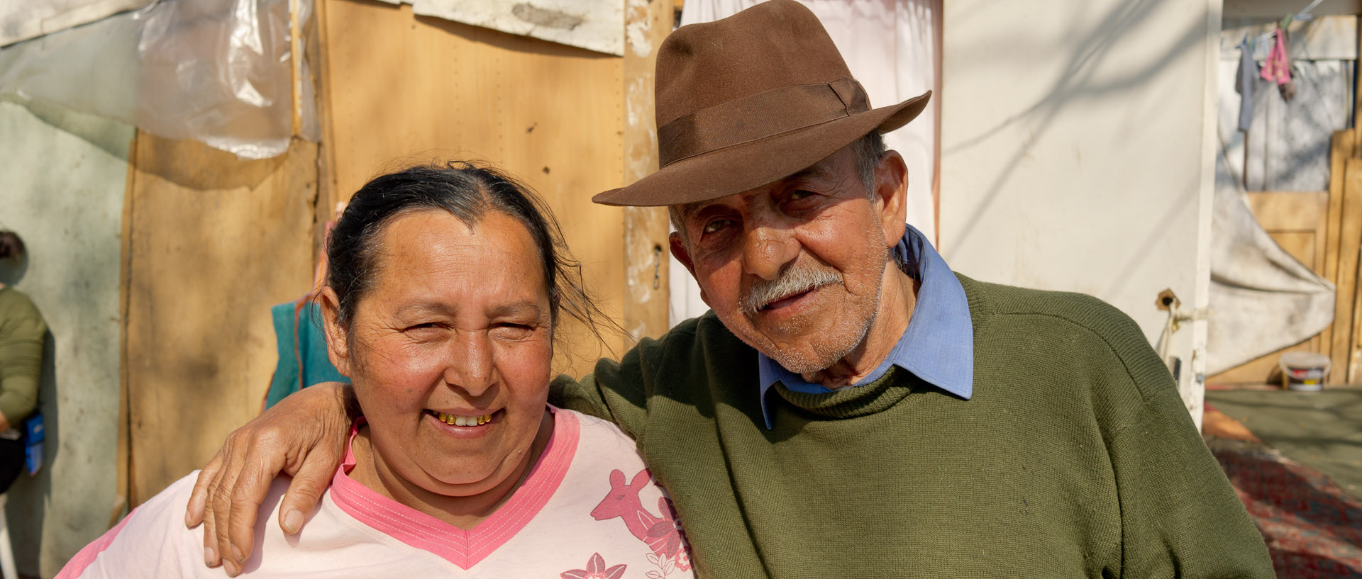 Couple âgé, dans un campement de Roms, boulevard Robert-Schuman, à Lille.