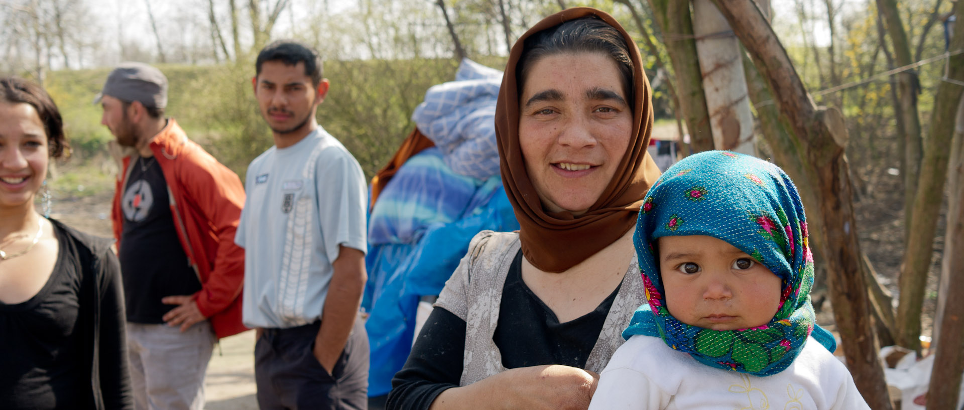Une mère et son enfant dans un campement de Roms, boulevard Robert-Schuman, à Lille.