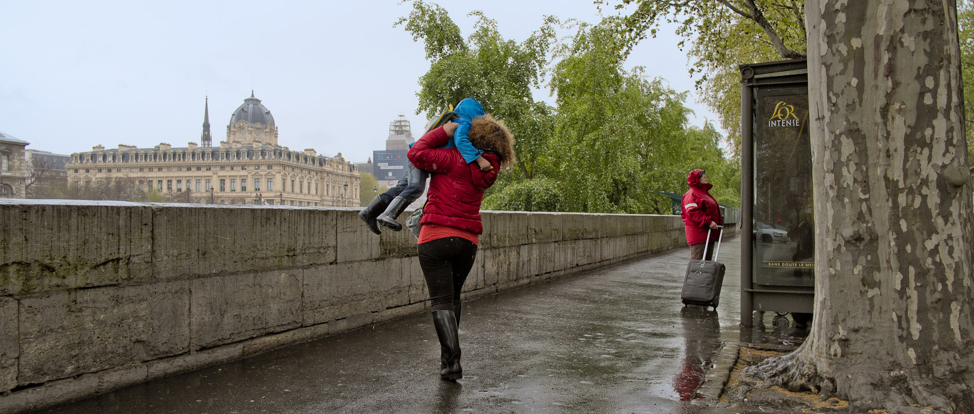 Mère attrapant son enfant dans les bras, quai de Gèvres, a Paris.