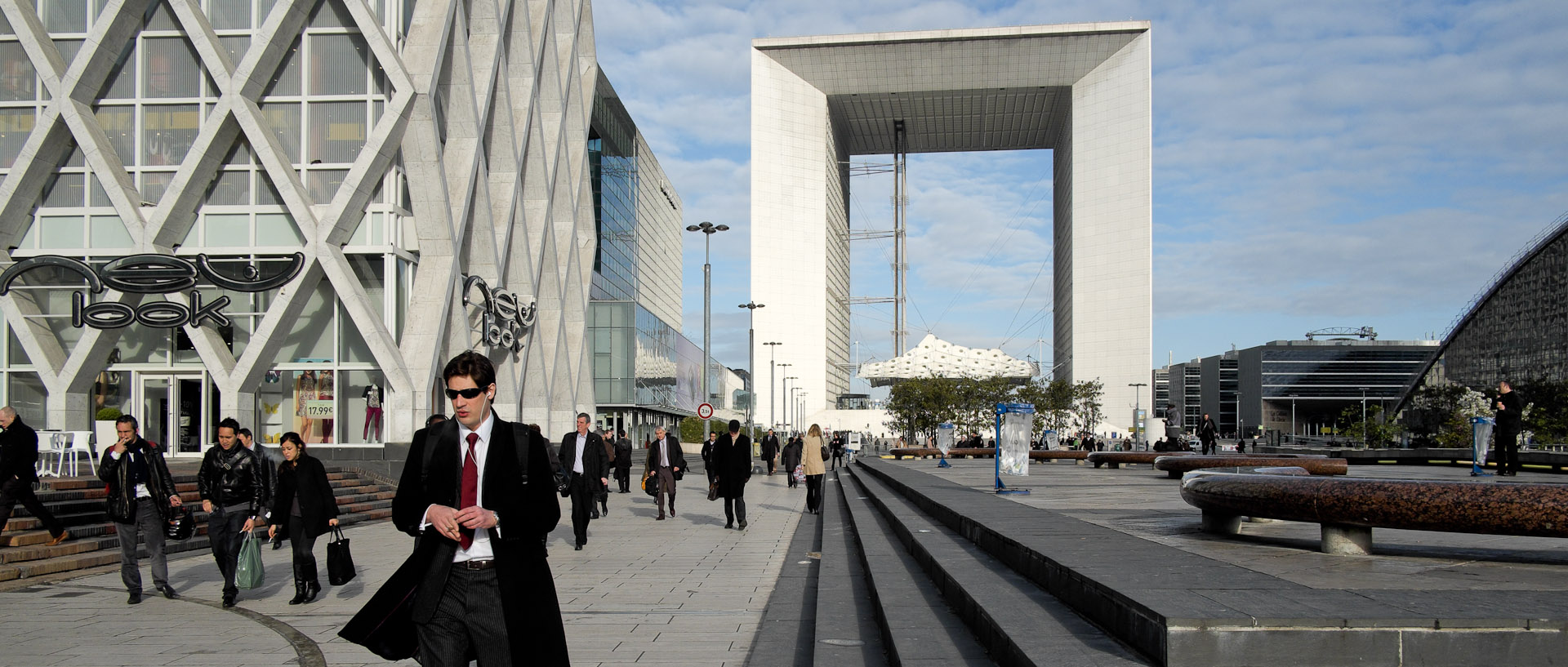 Passants, esplanade de La Défense, à Paris.