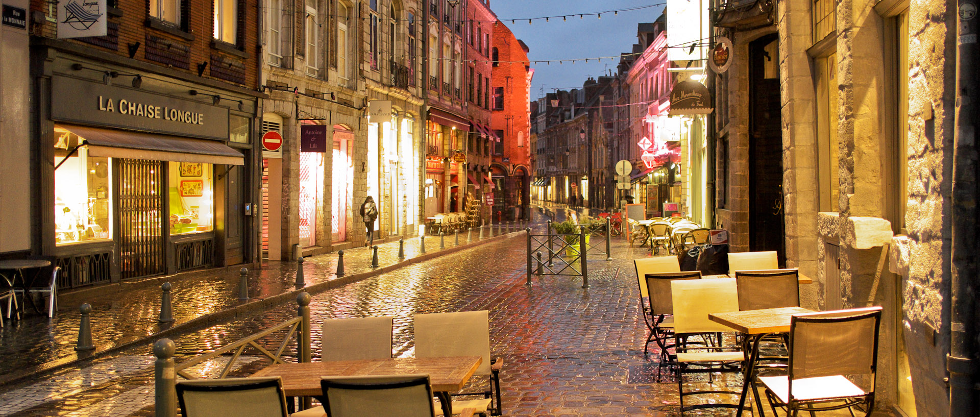 La rue de la Monnaie sous la pluie, la nuit, à Lille.
