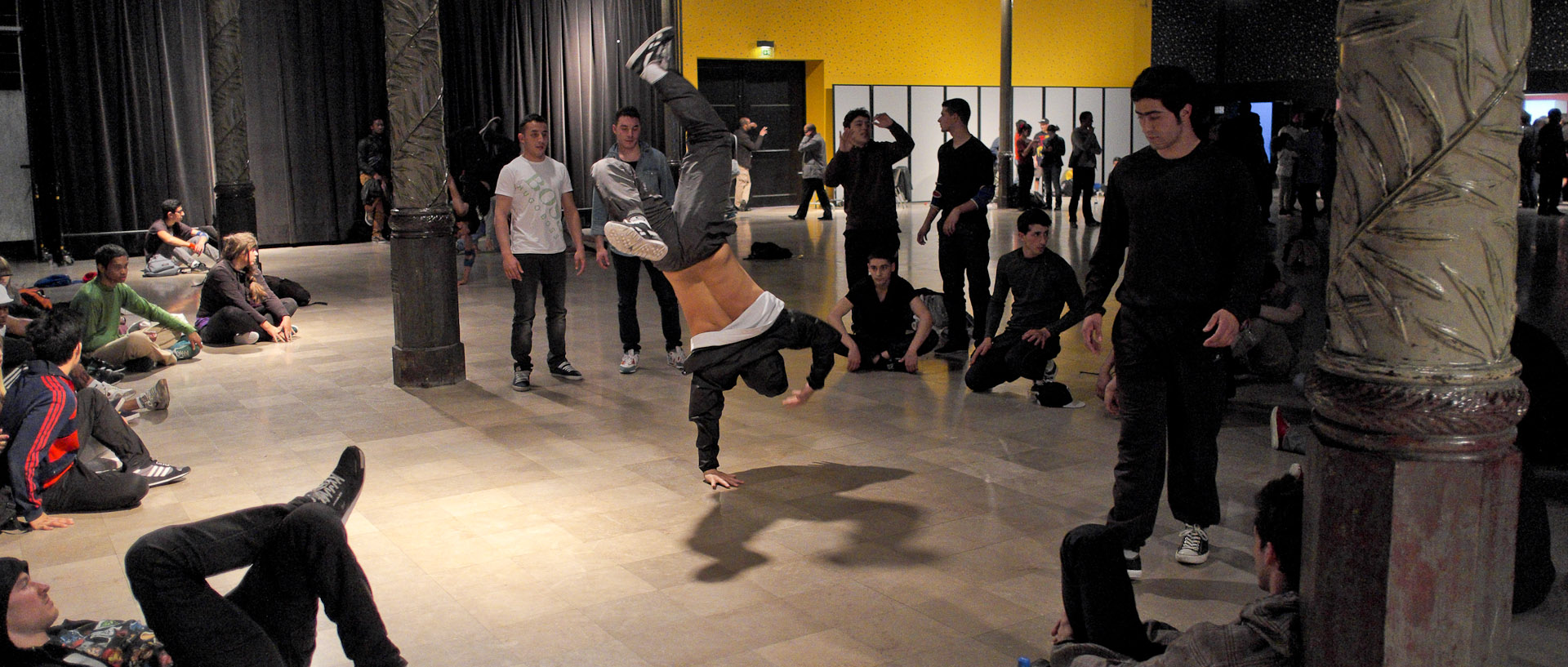 Jeunes dansant dans la salle pendant un battle de hip, salle Watremez, à Roubaix.