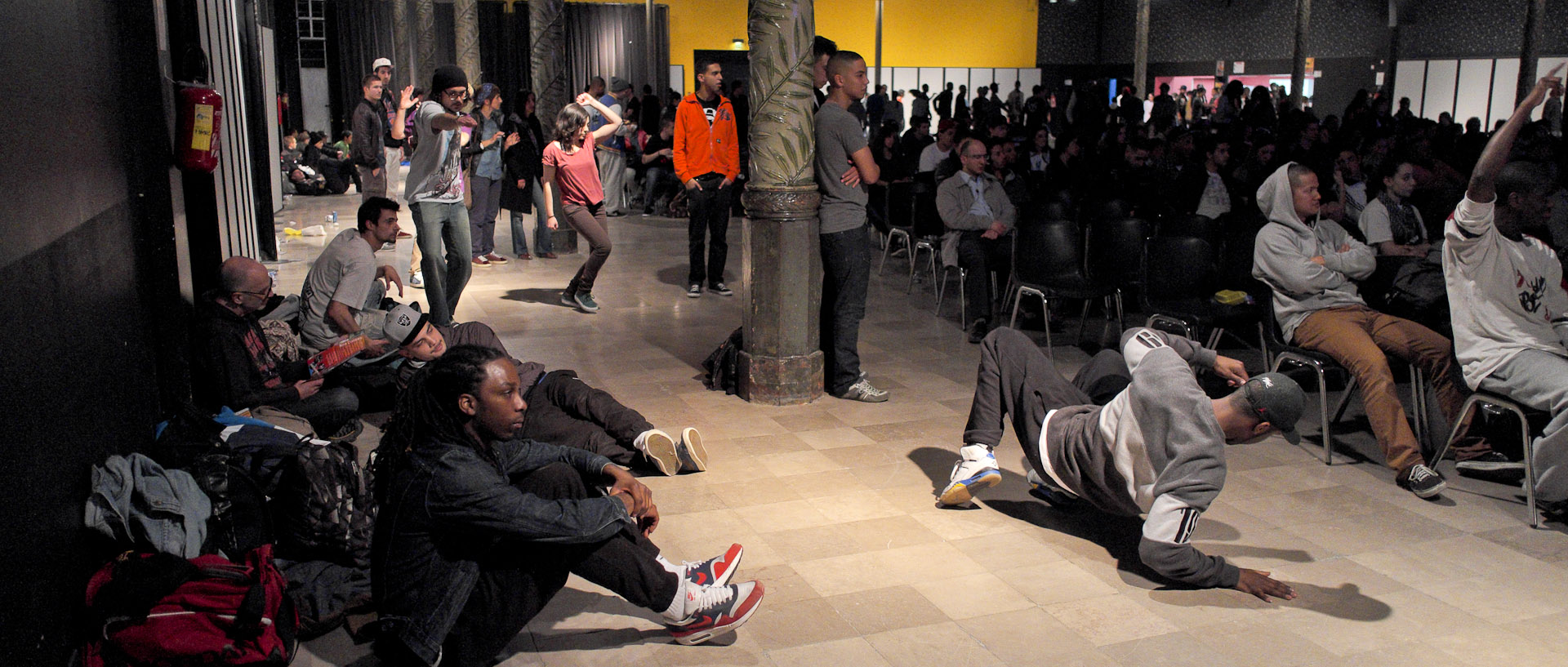 Jeunes dansant dans la salle, pendant un battle de hip hop, salle Watremez, à Roubaix.