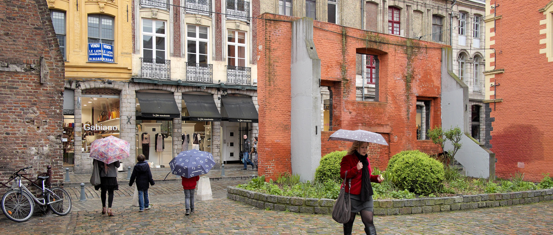 Passants, rue de la Monnaie, à Lille.