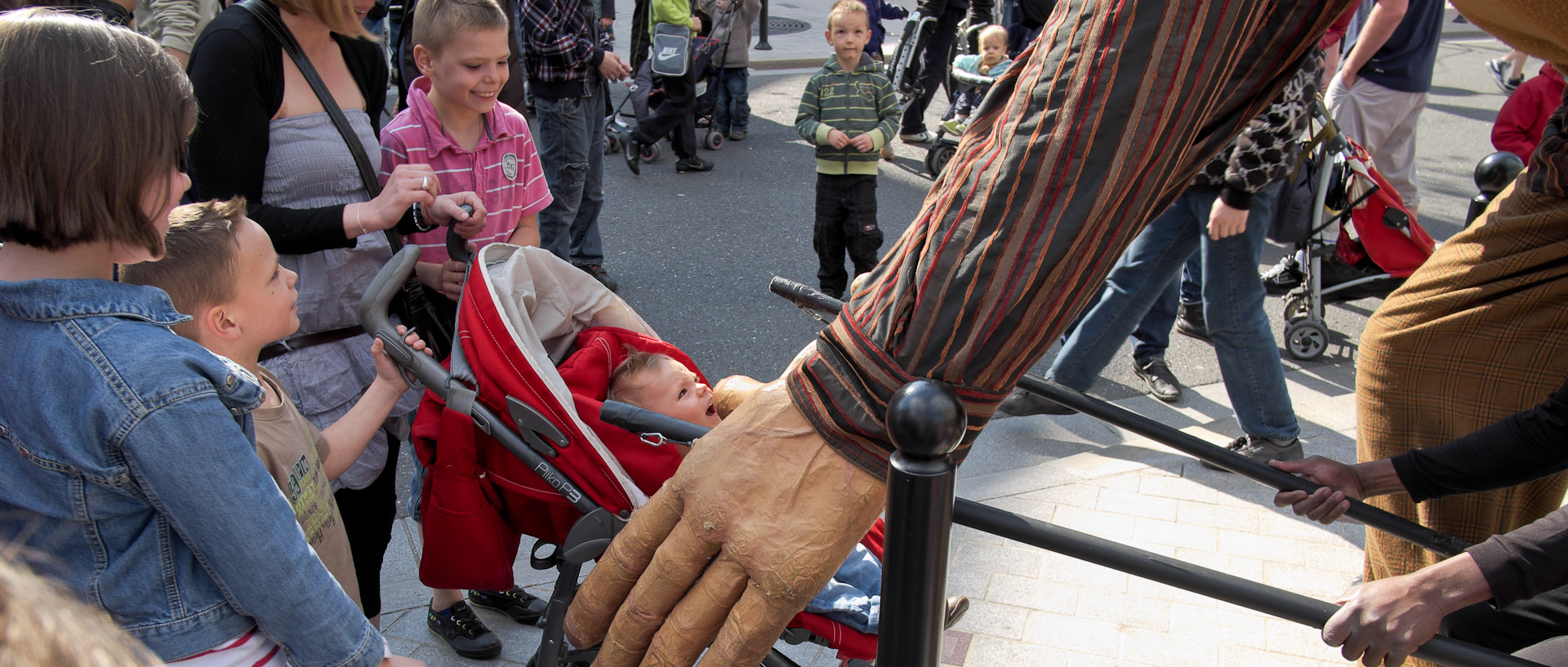 Enfant effrayé par un géant pendant la fête des Arts de la rue, à Tourcoing.
