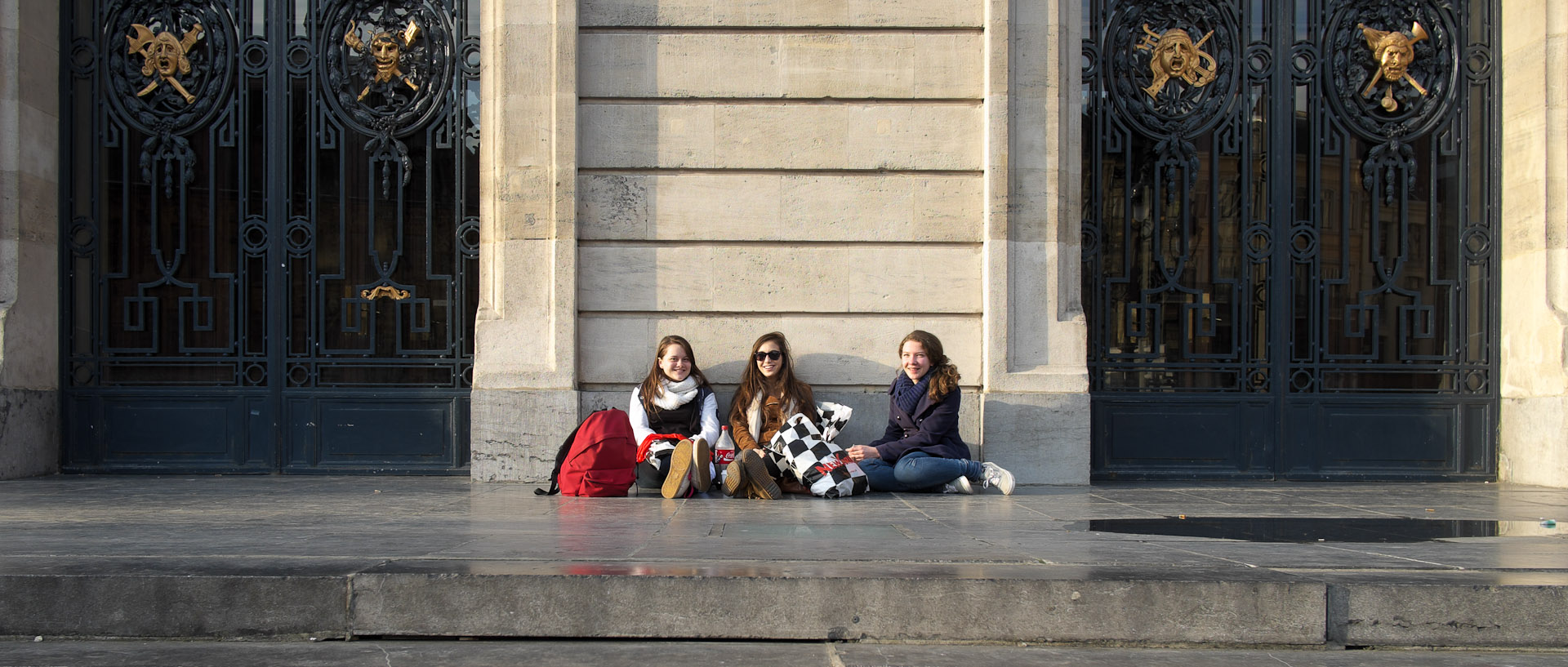 Jeunes filles sur le parvis de l'Opéra, place du Théâtre, à Lille.
