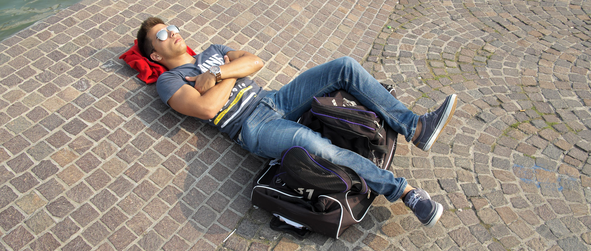 Jeune homme allongé sur le sol, place de la République, à Lille.