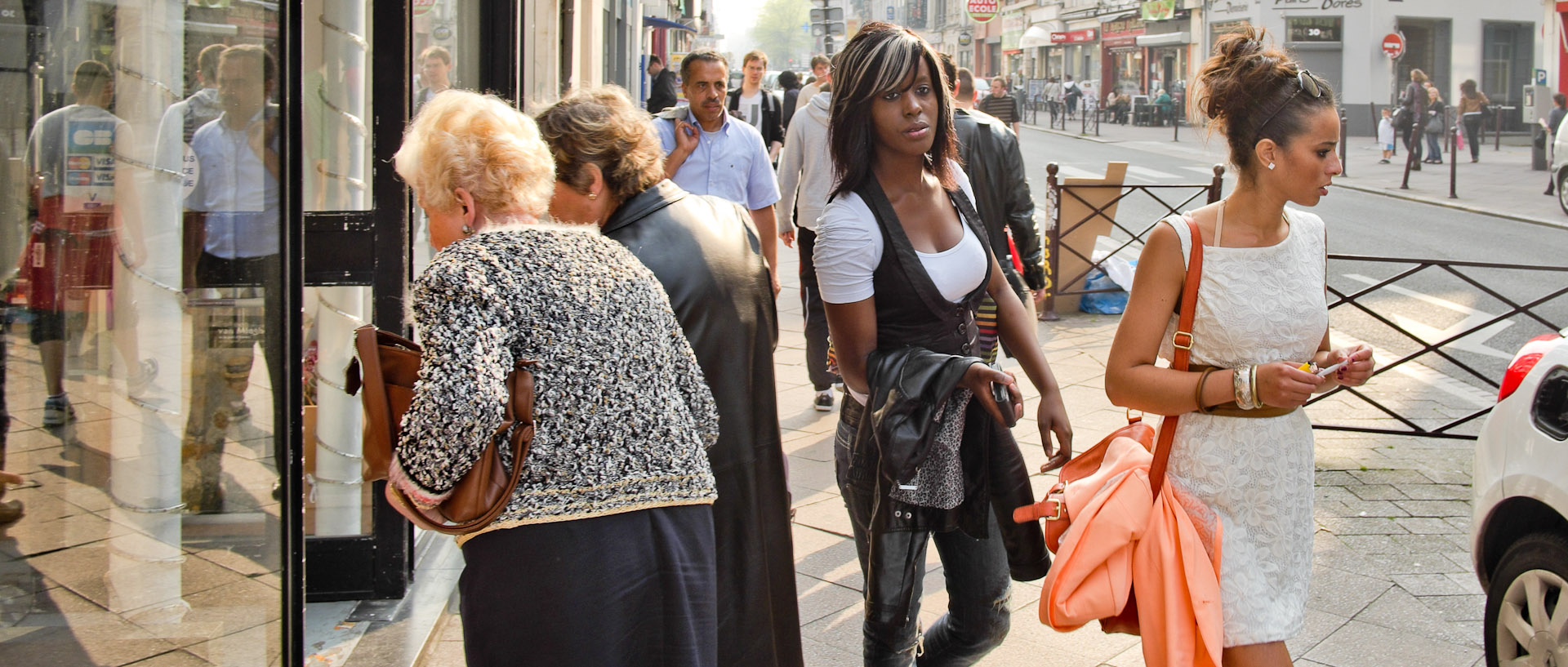 Jeunes femmes et vieilles dames, rue Gambetta, à Lille.