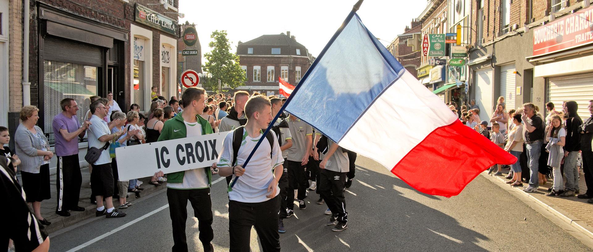 Jeunes footballeurs dans le défilé pour le tournoi international de football, rue Kléber, à Croix.