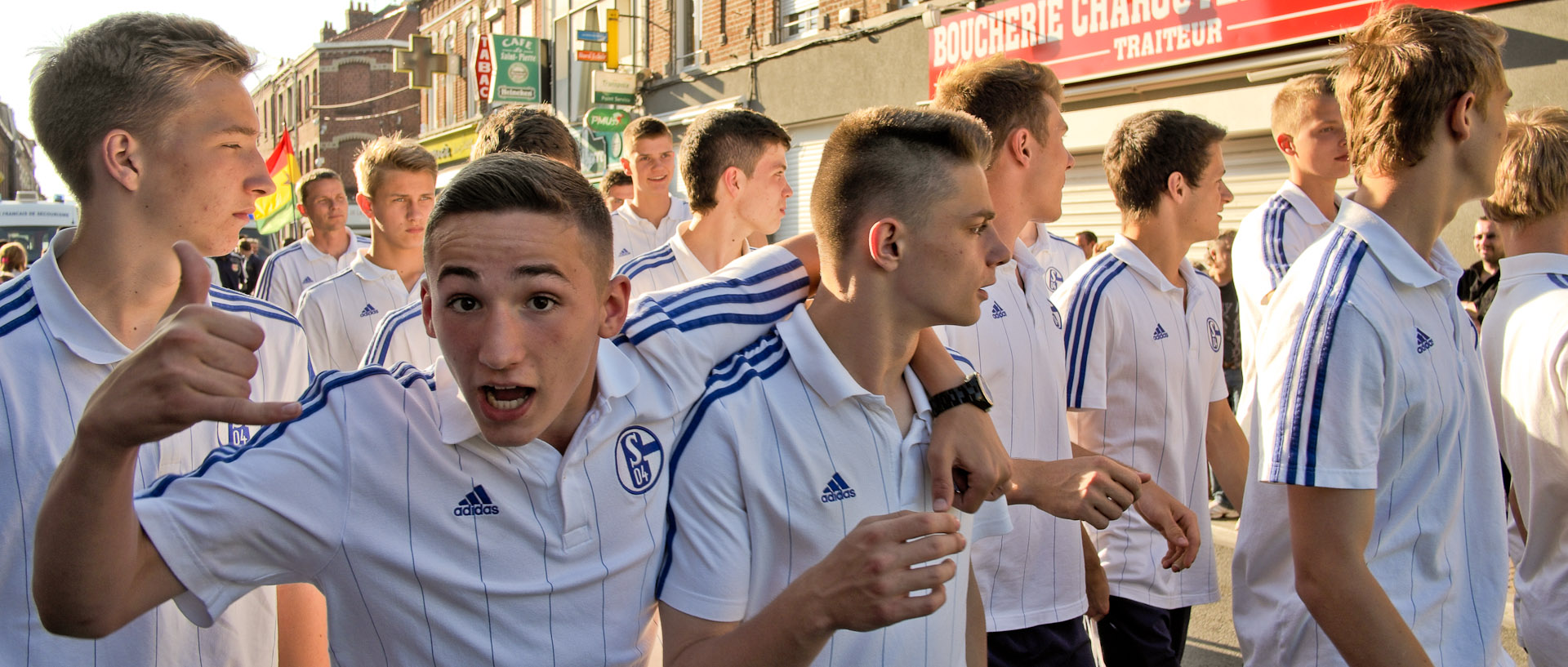 Jeunes footballeurs dans le défilé pour le tournoi international de football, rue Kléber, à Croix.