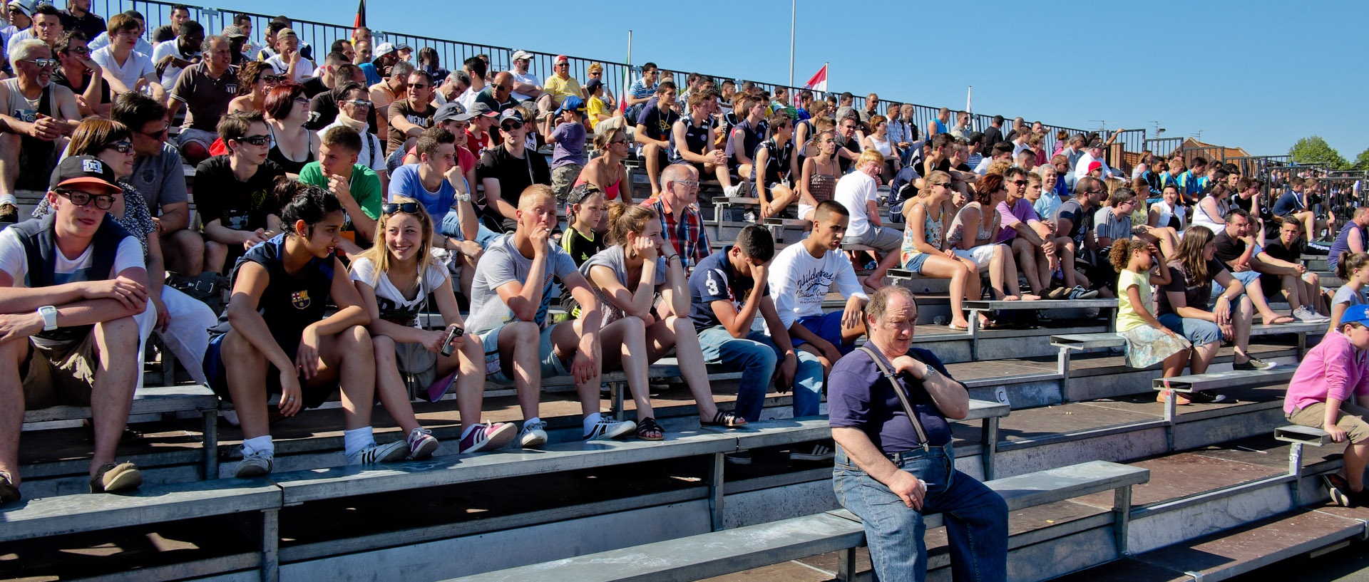 Public dans les gradins pour le tournoi international de football, au stade de Croix.
