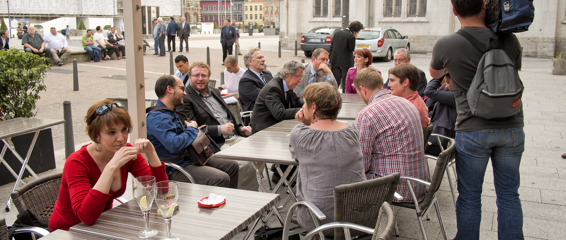 Femme pensive à la terrasse d'un café, à côté de dirigeants socialises et écologistes, Grand Place, à Roubaix.