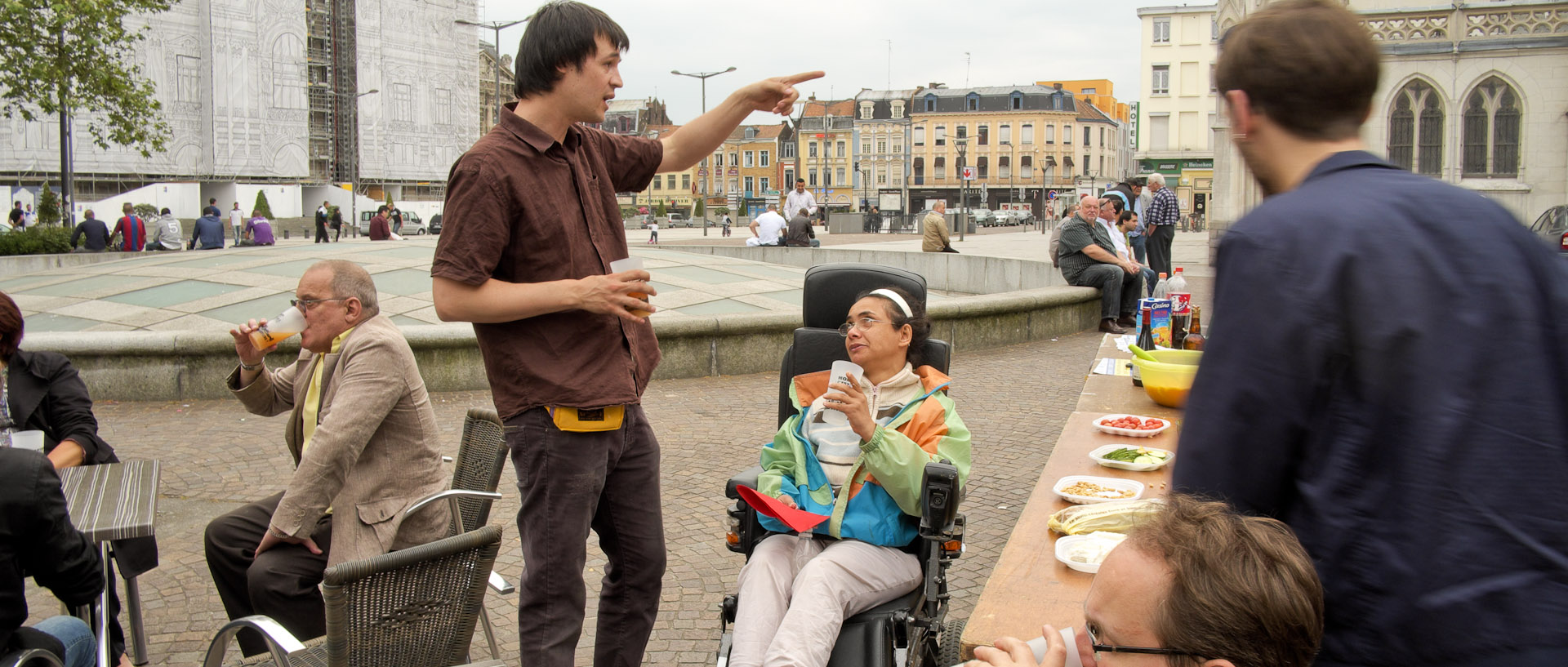 Femme handicapée dans un fauteuil roulant, à la Fête des Voisins, Grand Place, à Roubaix.