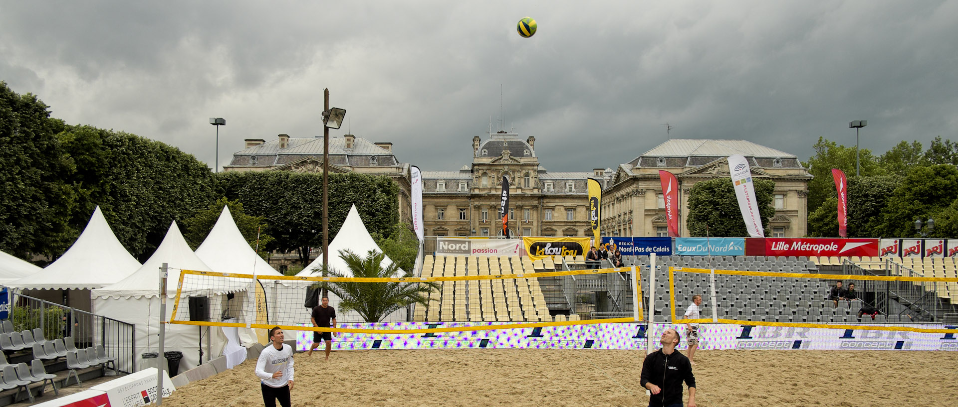 Beach volley, place de la République, à Lille.